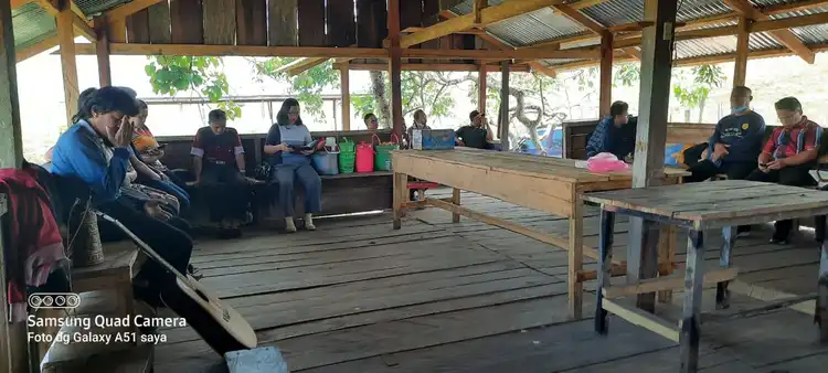 Foto tim saat ibadah di alam terbuka