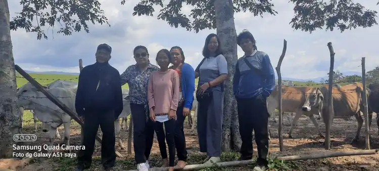 Foto tim di alam terbuka